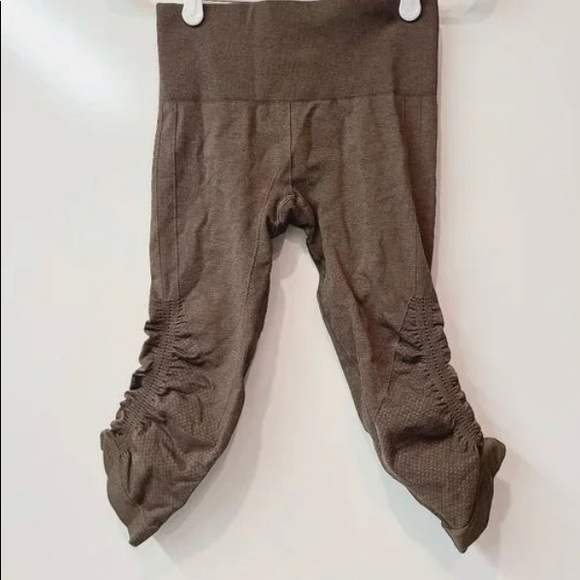 In the flow crop. New with tags incredible material they don’t make it anymore. - Picture 4 of 9